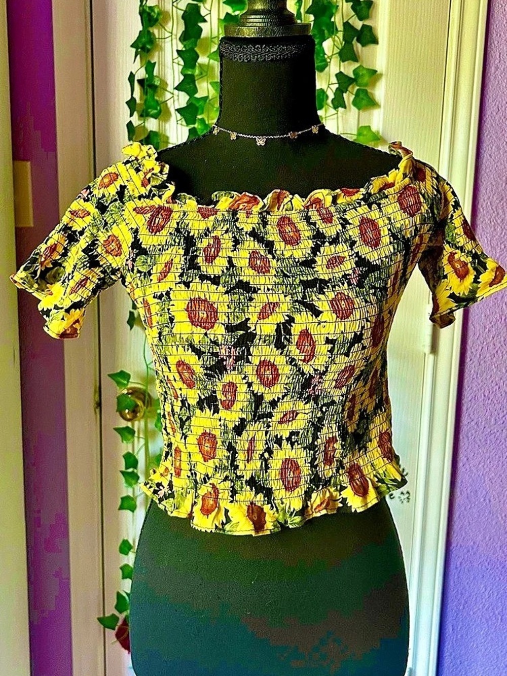 Forever 21 Sunflower print Top in Yellow & Black Size Medium